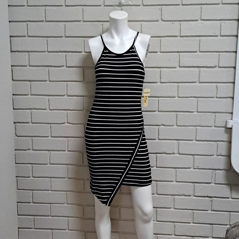 Feathers Black/White Sleeveless Summer Dress. Size Large NWT